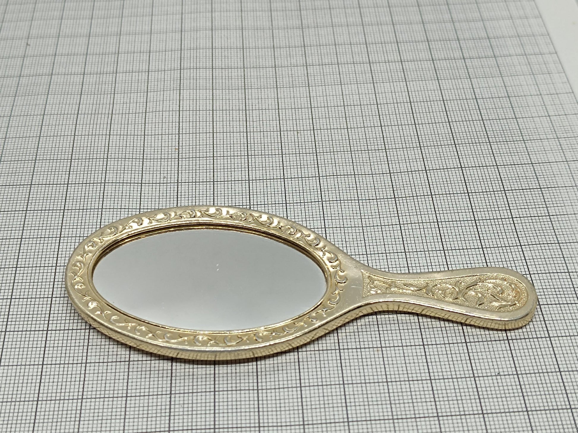 Hand mirror for doll __etsy:6750765715