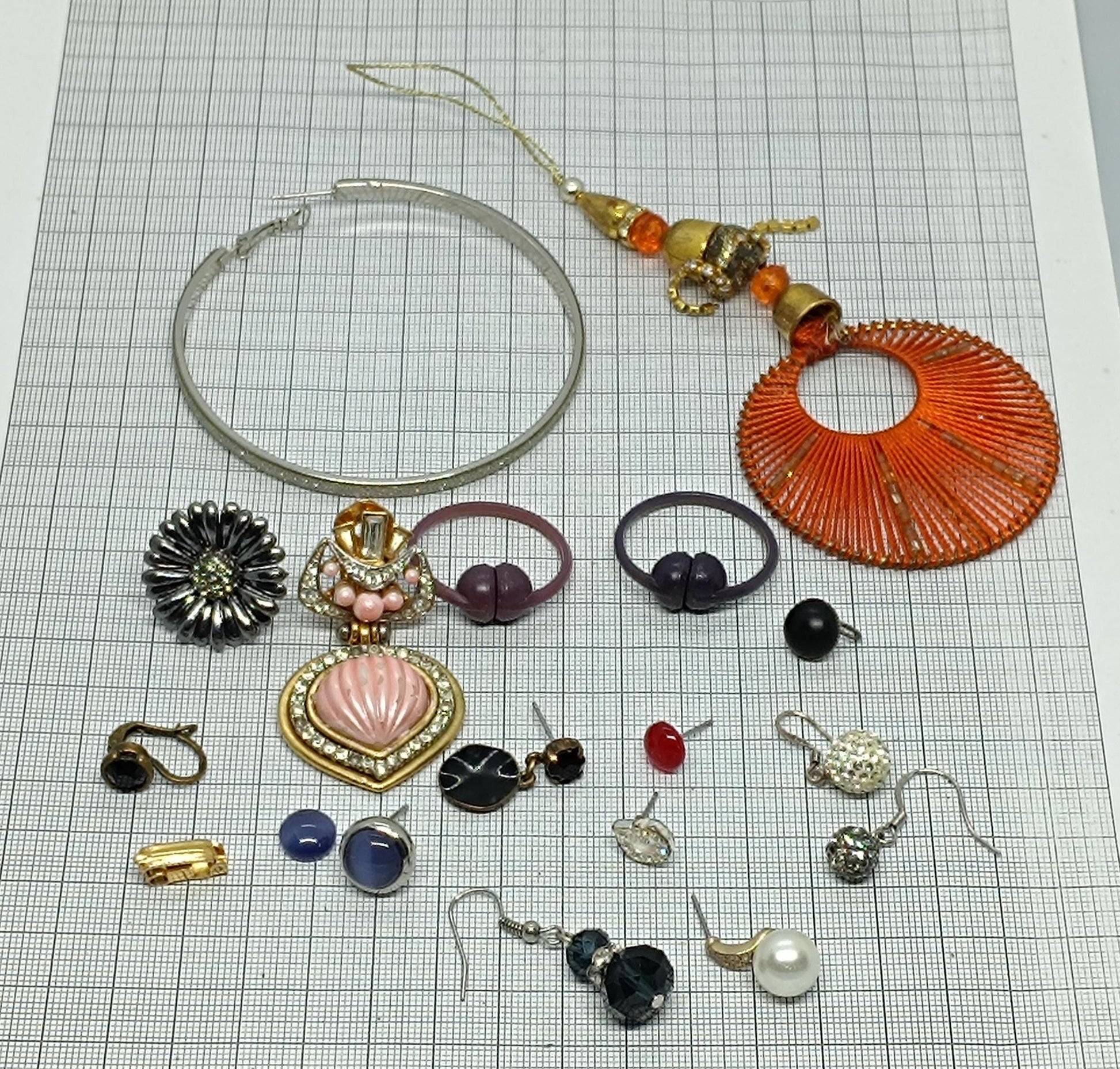 Lot of vintage single earrings __etsy:6702754790
