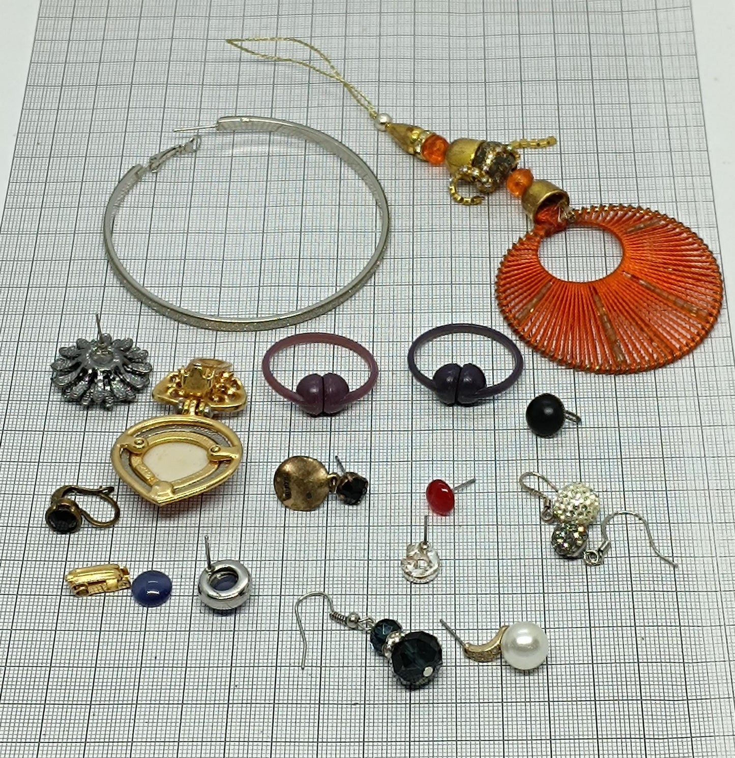 Lot of vintage single earrings __etsy:6750793649