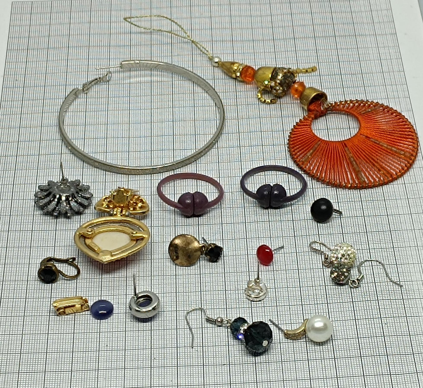 Lot of vintage single earrings __etsy:6750794389