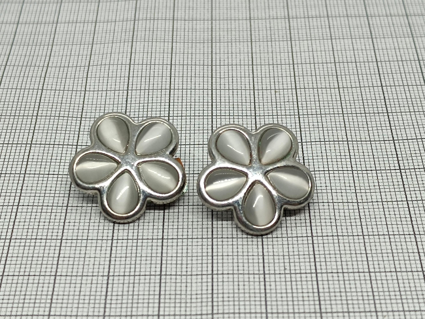 Vintage clip earrings pearlescent shine __etsy:6750139543