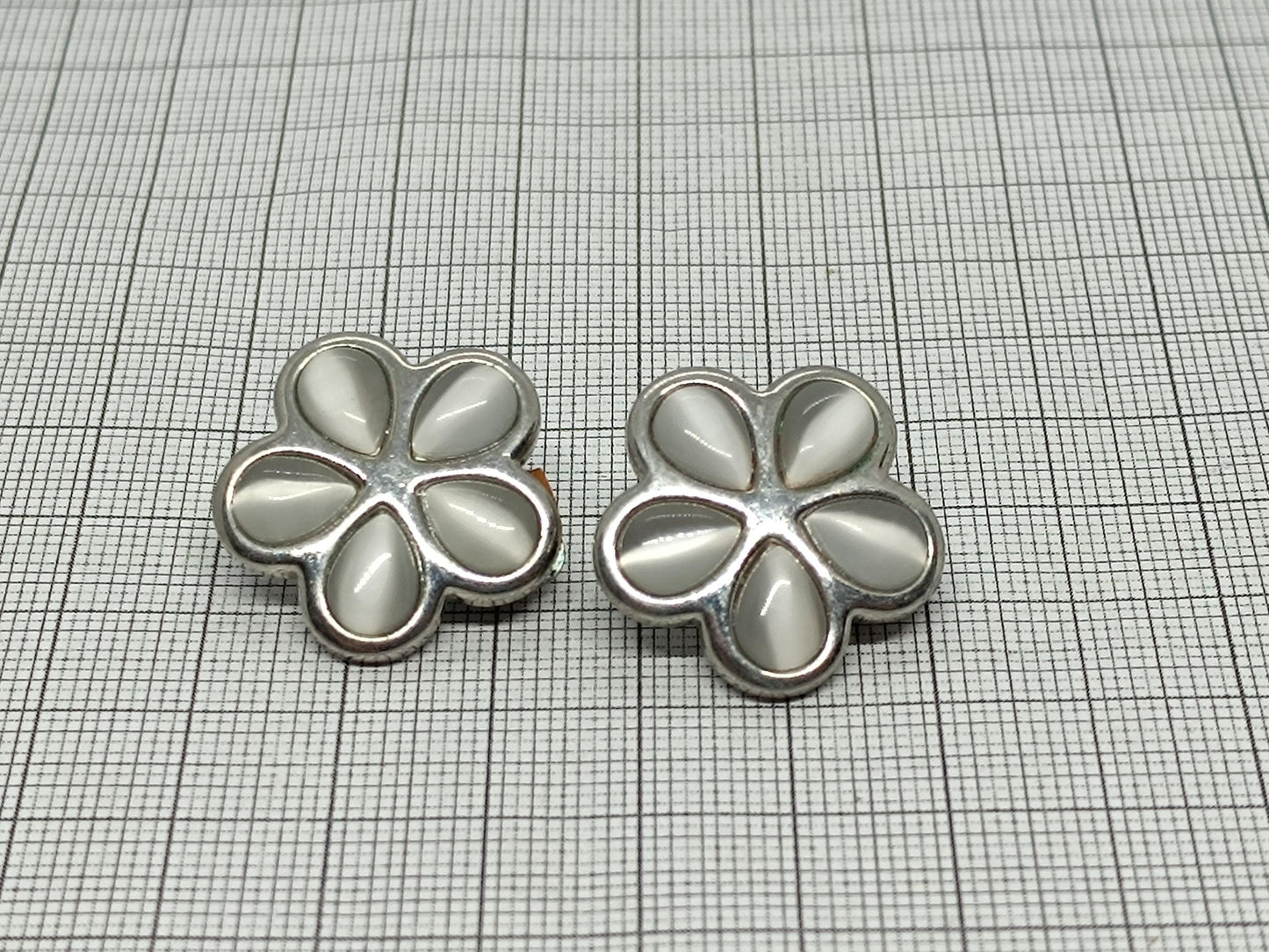 Vintage clip earrings pearlescent shine __etsy:6702105442