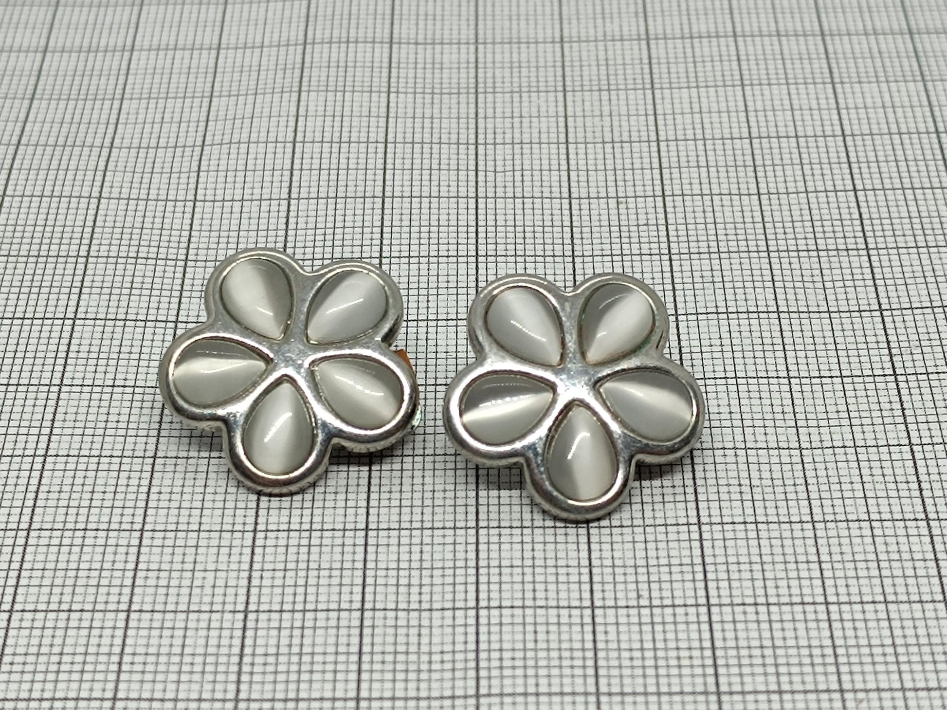 Vintage clip earrings pearlescent shine __etsy:6702105442