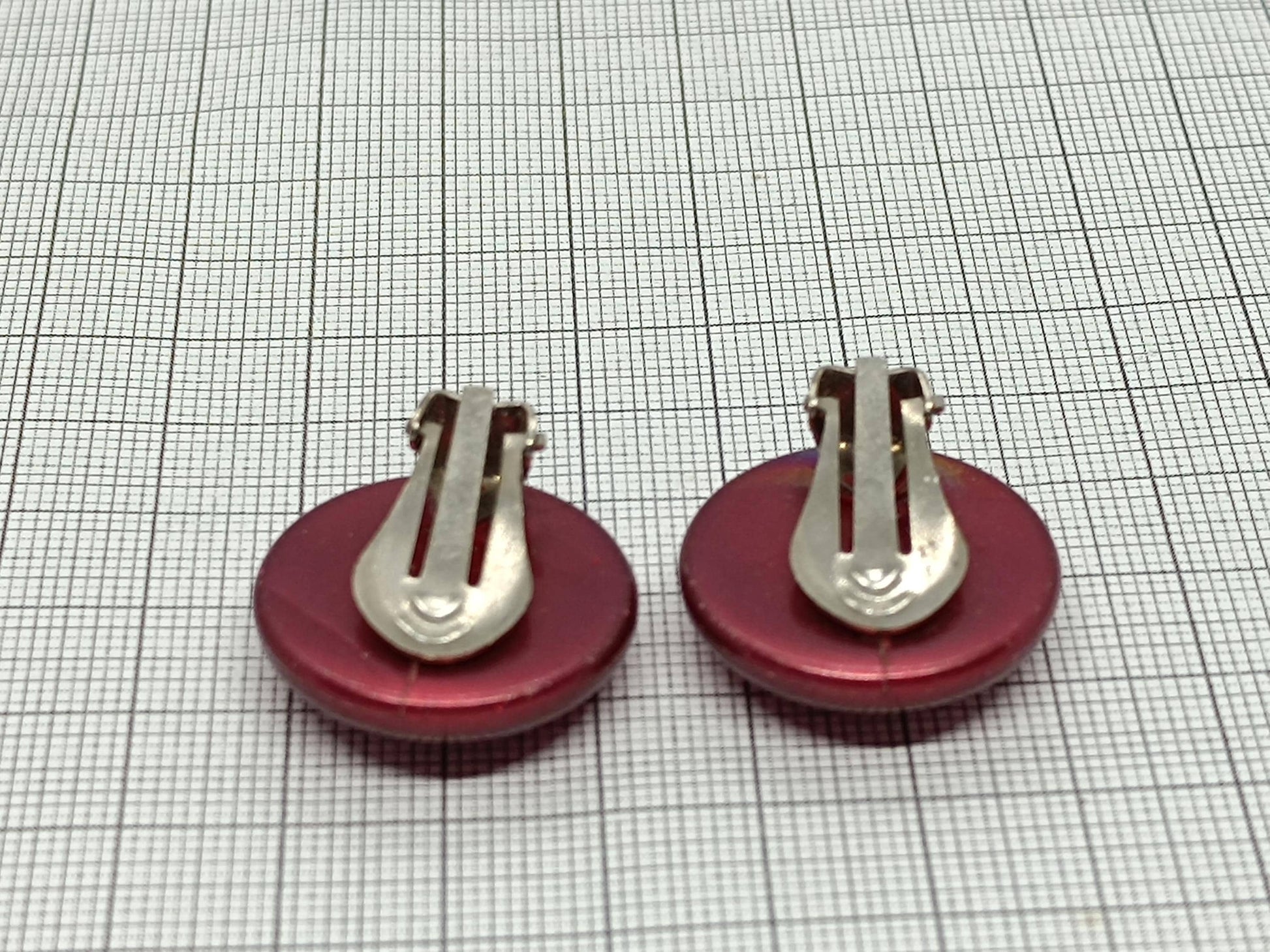 Vintage clip earrings red round __etsy:6702115154