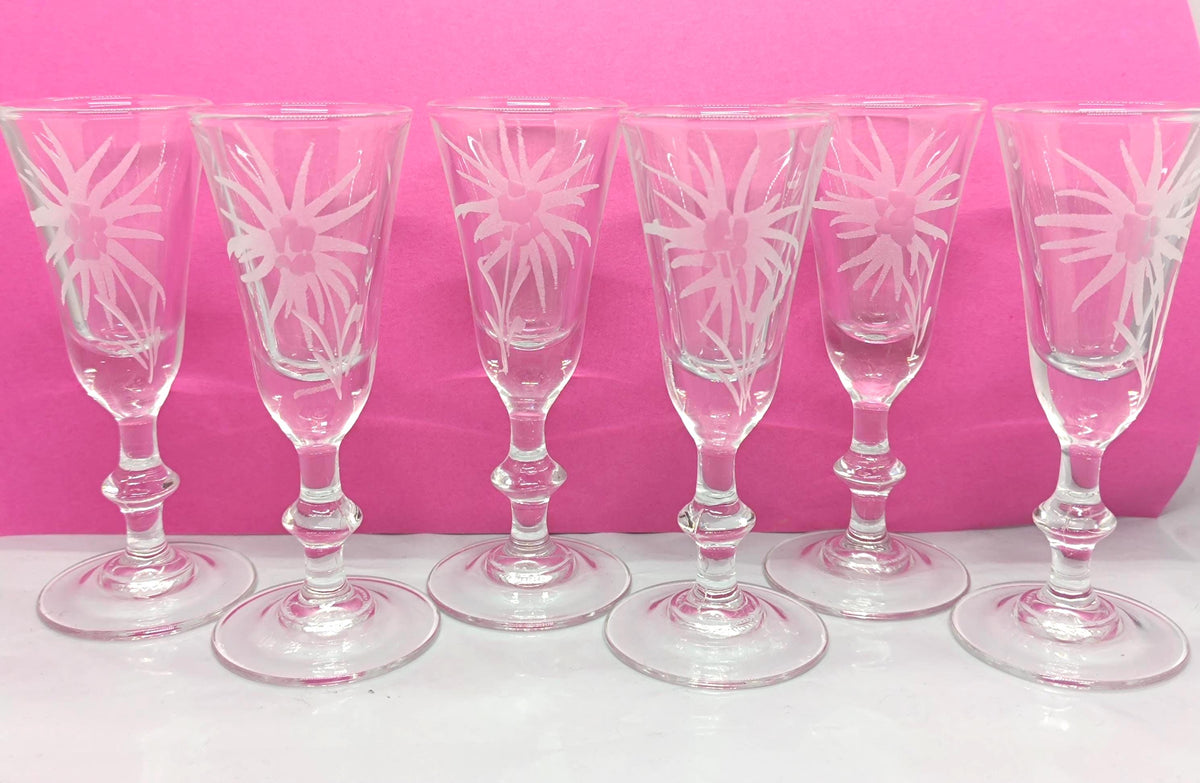 6 Liqueur glasses, for Martini Engraved with flower motifs Luminarc French vintage