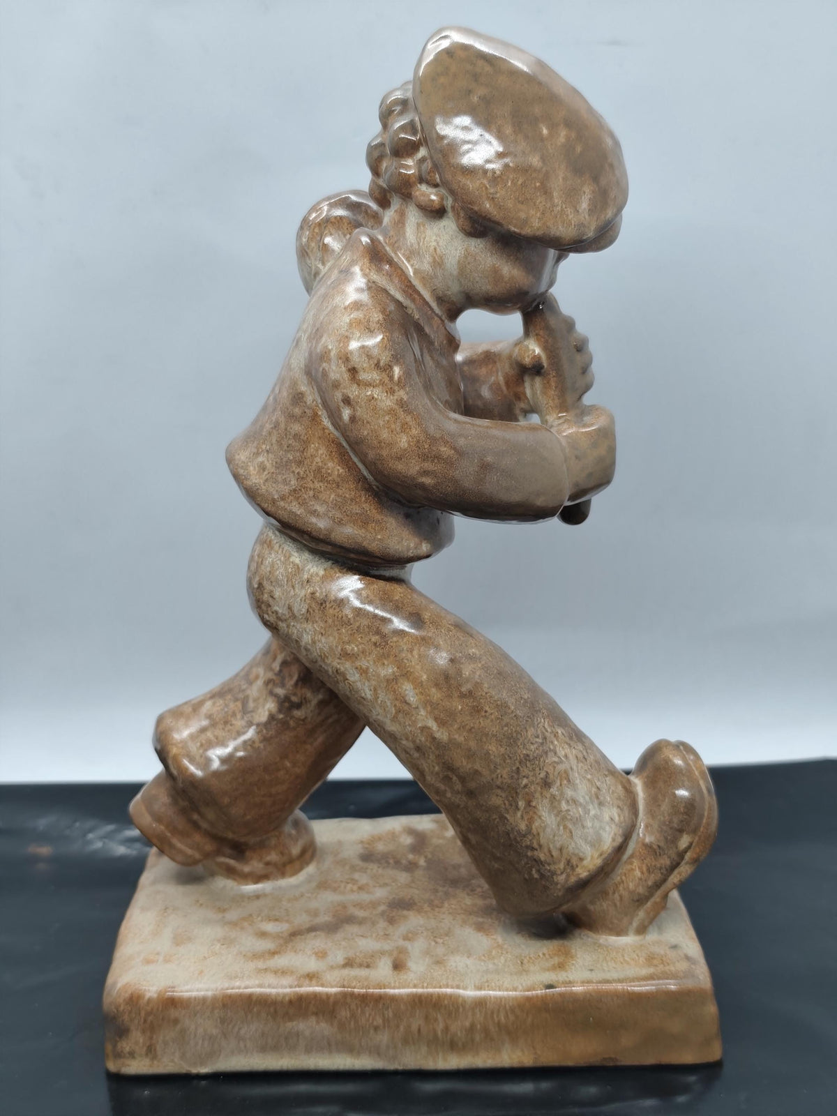 Wanderer playing the flute with a hedgehog Mosbacher Majolika