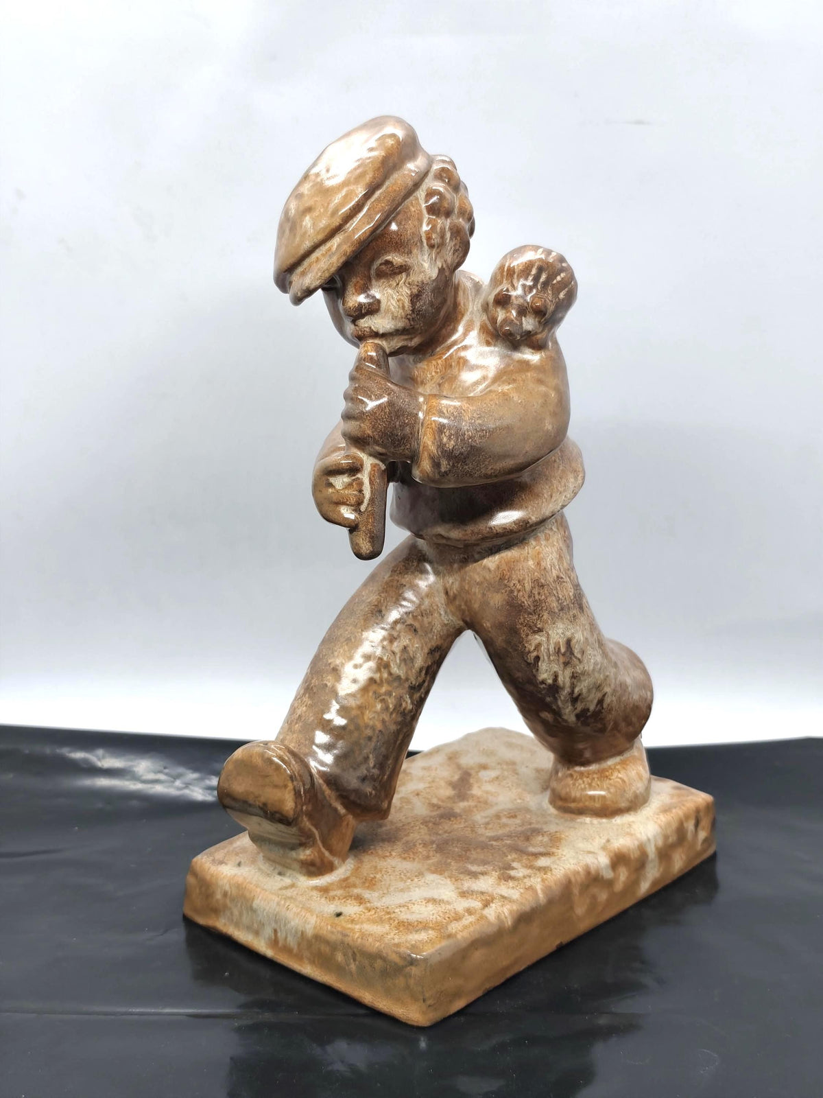 Wanderer playing the flute with a hedgehog Mosbacher Majolika