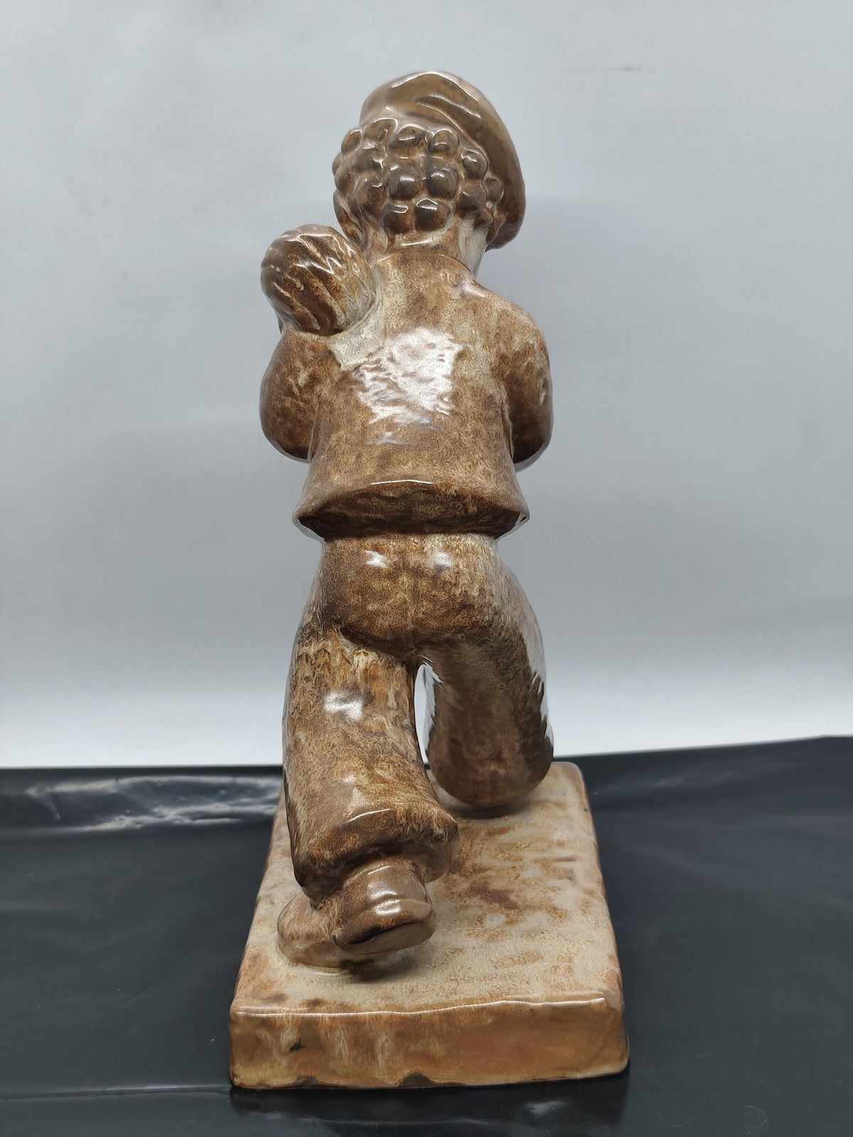 Wanderer playing the flute with a hedgehog Mosbacher Majolika