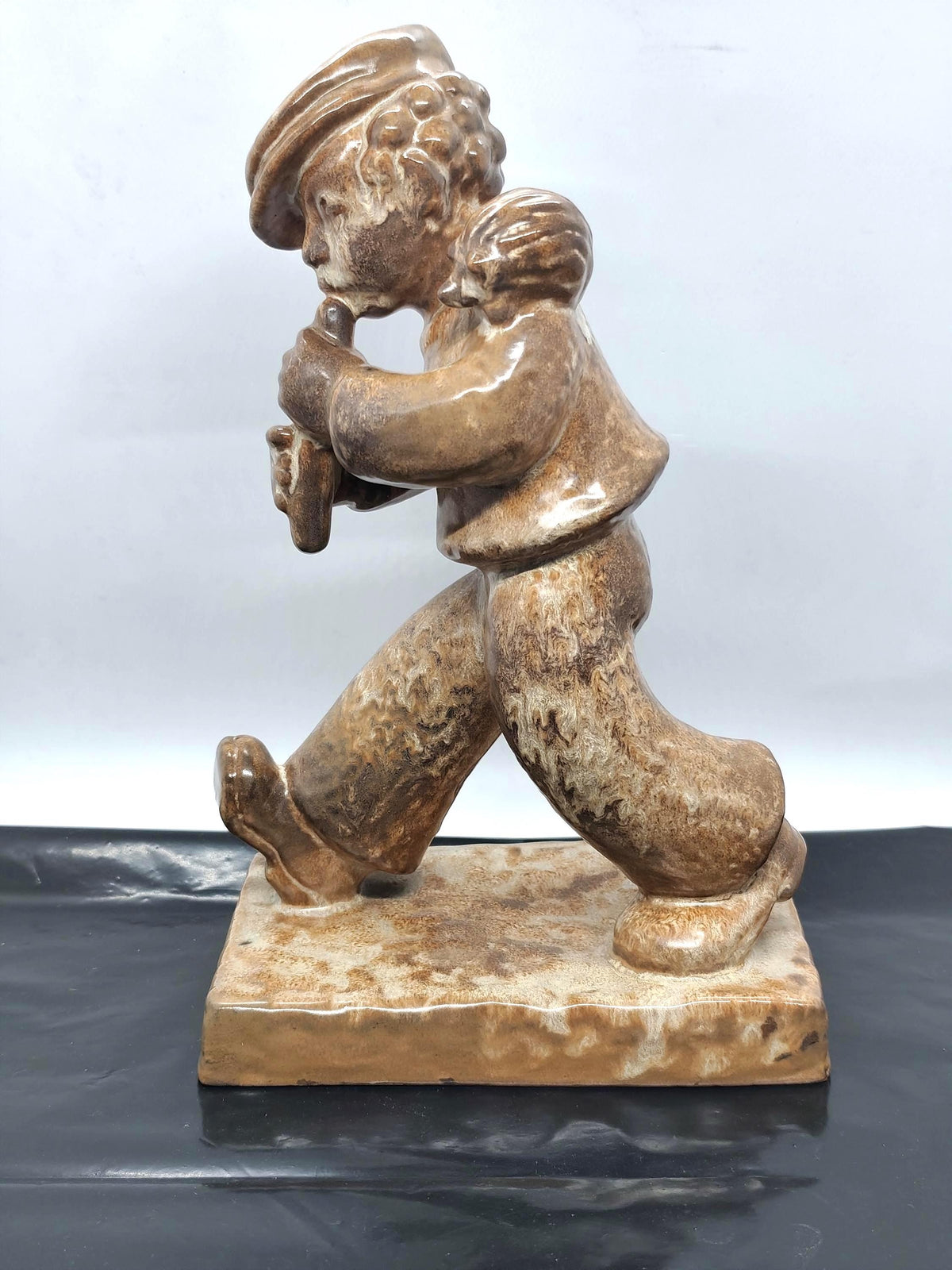 Wanderer playing the flute with a hedgehog Mosbacher Majolika