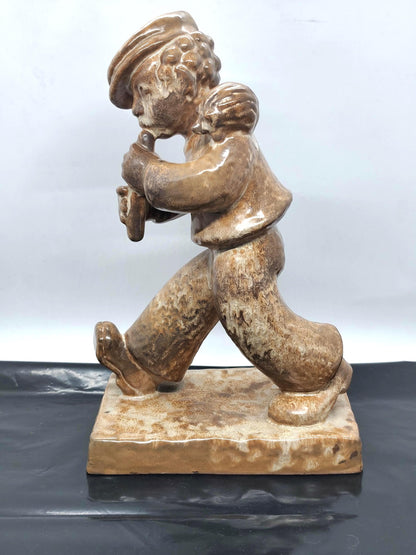 Wanderer playing the flute with a hedgehog Mosbacher Majolika